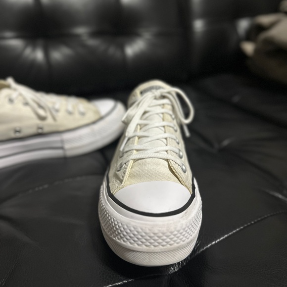 Converse Women’s Chuck Taylor All Star Lift Low Tops in White/Off White/Black - Picture 6 of 15